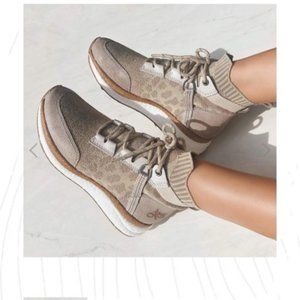 OTBT SHOES HYBRID KHAKI HIGH TOP SNEAKERS ANKLE BOOTS SIZE 7